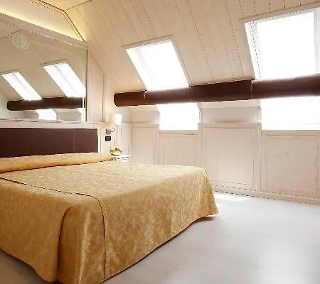 فندق Croce Bianca أسياجو